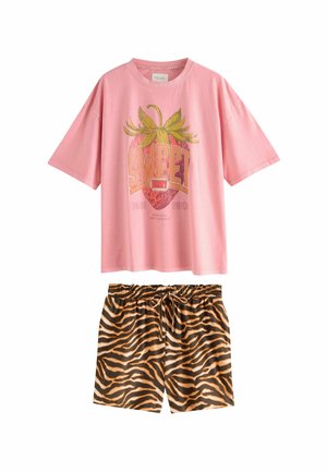 Tricou roz cu mânecă scurtă, cu grafica "SWEET BERRY"; pantaloni scurți maro cu dungi de tigru negre și portocalii, cu talie elastică.