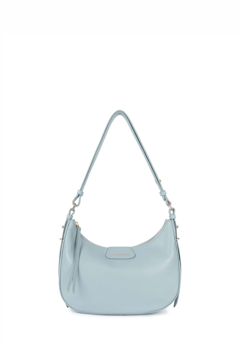 Sac à épaule en cuir bleu clair avec une forme courbée, un dessus zippé et une étiquette en métal doré. Présente une seule sangle ajustable.