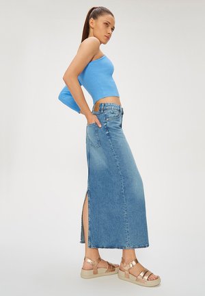 RYŁKO Sandały na koturnie