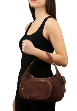 Borsa in suede marrone con forma curva e bordi arrotondati, dotata di una tasca frontale e di una tracolla removibile.