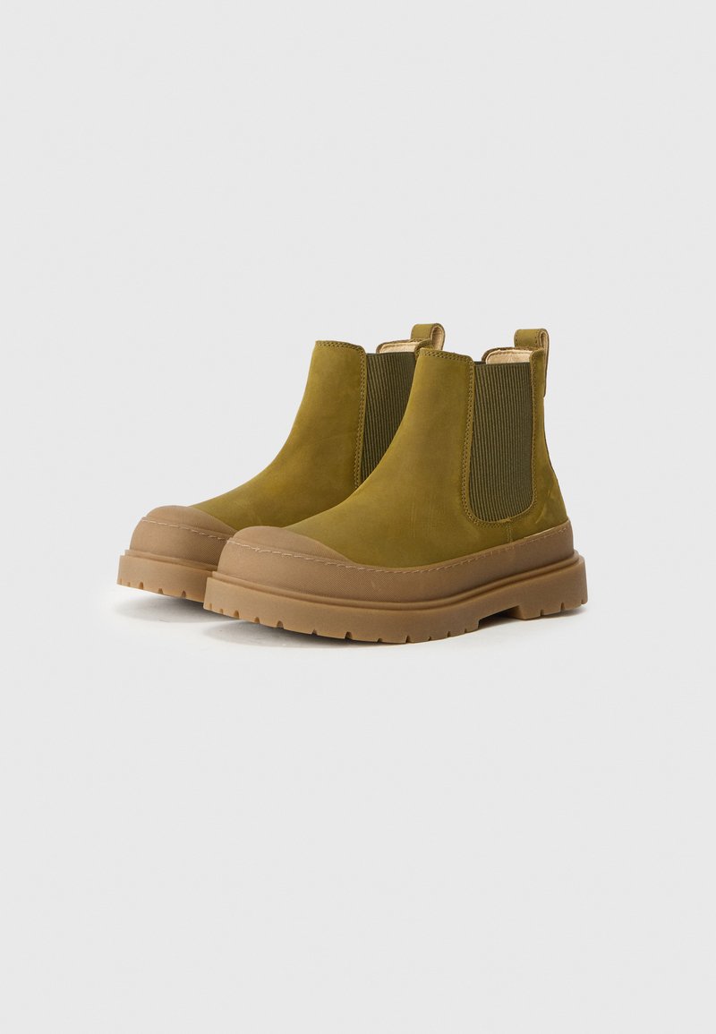 Bottines en daim vert avec des panneaux latéraux élastiques, des bouts ronds et des semelles en caoutchouc brun dotées d'un motif de cramponnage épais.
