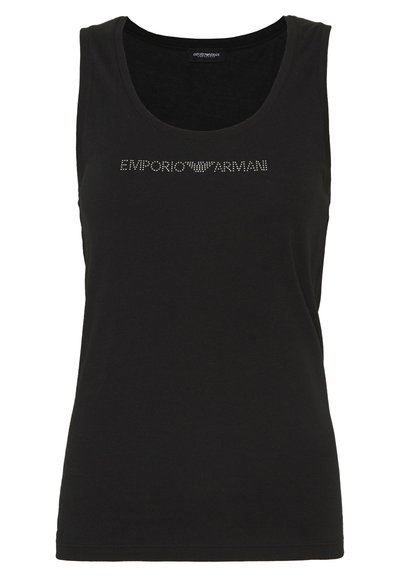Camiseta sin mangas negra hecha de una tela suave, con escote redondeado y logo de rhinestone plateado "EMPORIO ARMANI" en el pecho. Textura lisa.