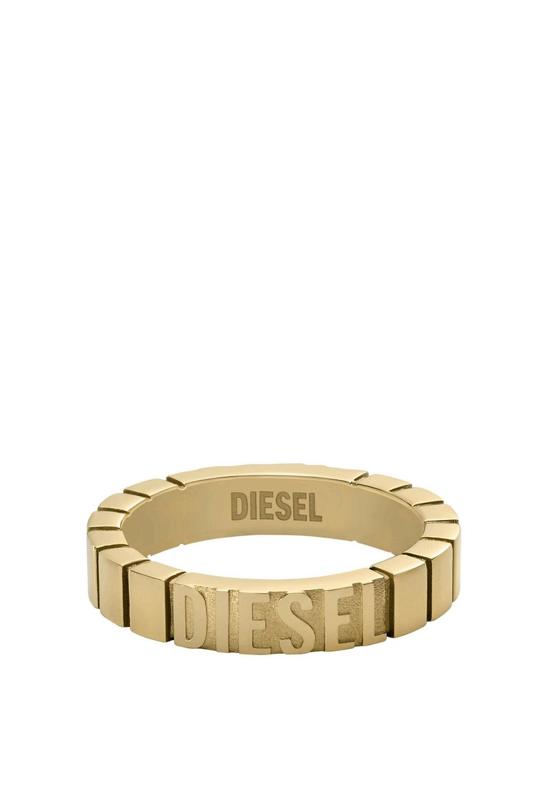 Goldfarbener Metallring mit einer strukturierten Band, das flache Segmente aufweist, und "DIESEL" auf der Vorderseite sowie im Inneren eingraviert.