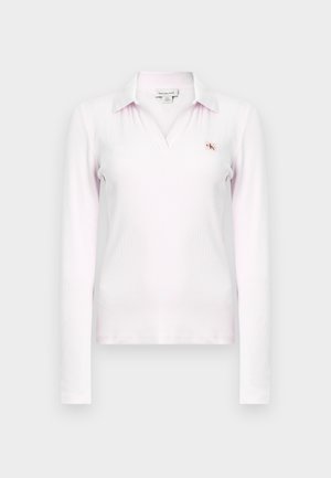 Langärmeliges Polohemd in Hellrosa, mit gerippter Textur, Kragen und einem kleinen CK-Logo in der oberen linken Ecke.