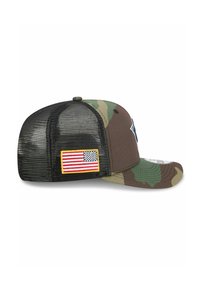 Tarnkappen mit schwarzem Netzrücken, versehen mit einem gestickten amerikanischen Flaggen-Patch und einem gewölbten Schirm.