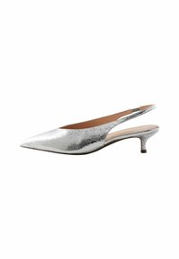 Hopea metallinen slingback-kengä, jossa on terävä pää, matala kitten-korko ja teksturoitu pinta. Avoimen takasuunnittelun ansioista ne on helppo pukea.