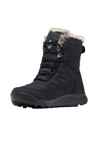 Schwarze isolierte Winterstiefel mit gestepptem Stoff, Fellbesatz am Kragen, dicke Sohle und vorderen Schnürsenkeln vor einem weißen Hintergrund.