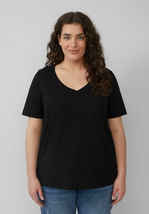 Maglietta nera a maniche corte con scollo a V e vestibilità rilassata, realizzata in un tessuto morbido con una superficie liscia. Look casual senza motivi.