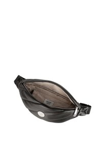 Borsa in pelle nera a forma arrotondata, con chiusura con zip e una superficie liscia. L'interno presenta una fodera chiara e una piccola tasca con zip.