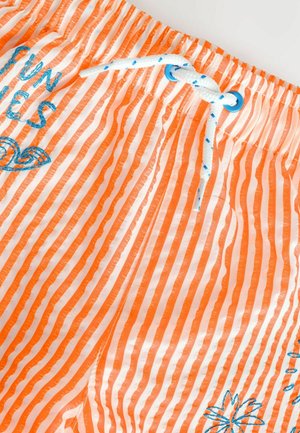 Shorts de bain orange rayés en tissu texturé, avec une taille élastique et un cordon de serrage bleu, ainsi que des accentuations brodées bleues.