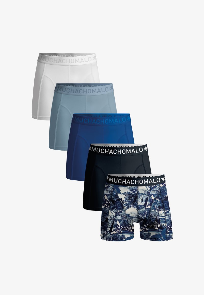 Herre boxer briefs i hvid, lyseblå, mørkeblå, marineblå og mønstret marineblå. Alle har elastiske linninger med "MUCHACHOMALO"-branding.