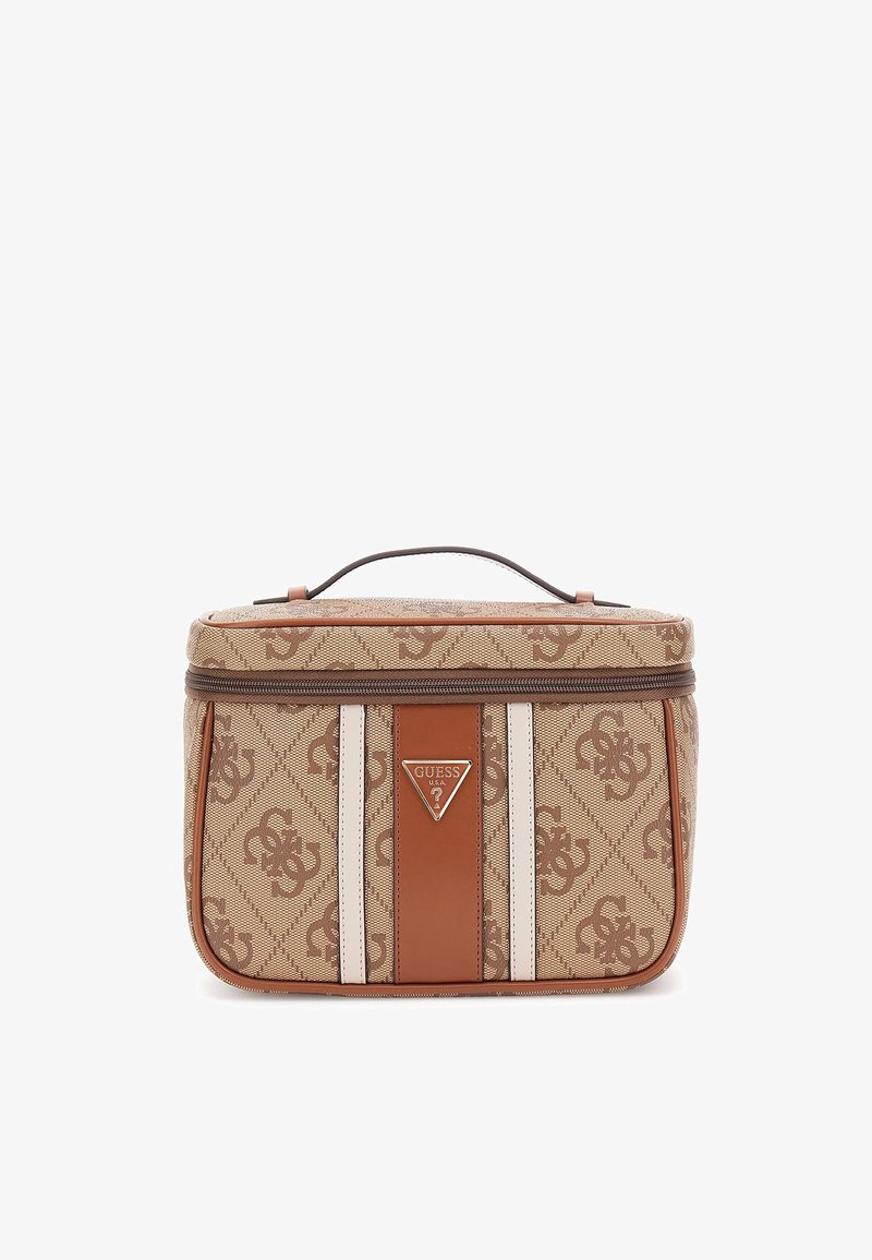 Bolso de tela marrón con patrón de diamantes, logo decorativo, asa superior y dos rayas claras con un acento marrón en la parte frontal. Cierre de cremallera.