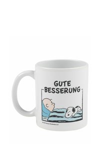 Tazza in ceramica bianca con personaggi dei cartoni animati a letto, con il testo "GUTE BESSERUNG" sopra. I personaggi includono un ragazzo e un cane su una biancheria da letto blu.