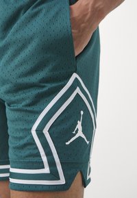 Jordan M J DF SPRT DMND - Pantaloni scurți sport - oxidized green/white