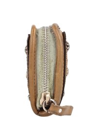 Portafoglio in pelle marrone con interno in tessuto verde. Presenta una cerniera argentata e hardware di accento, profilo sottile, con un attacco per cinturino laterale.