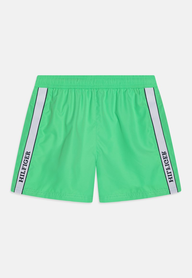 Gröna badbyxor i lätt tyg, med ett vitt sidostråk och svart text "HILFIGER" samt en elastisk midja.