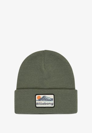Olijfgroene beanie gemaakt van zacht breisel met een omgeslagen rand. Bevat een rechthoekig label met een ontwerp van een berg en zon, gelabeled "Billabong."