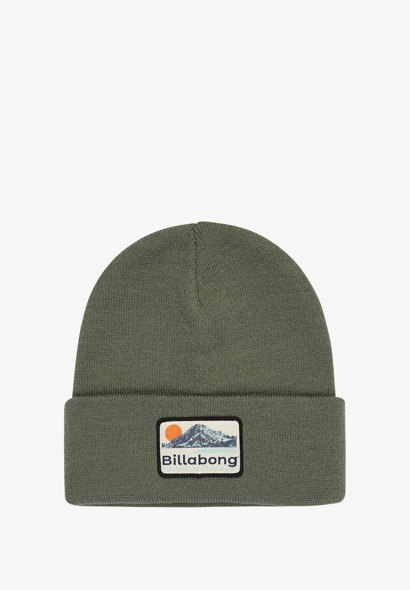 Beanie verde oliva realizzata in morbido materiale a maglia con risvolto. Presenta un'etichetta rettangolare con un design di montagna e sole, etichettata "Billabong."