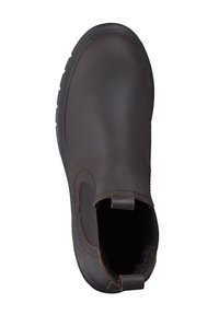 Bottine en cuir marron avec des panneaux élastiques sur les côtés, bout arrondi, talon bas et languettes pour un enfilage facile. Texture lisse avec des accents de couture.