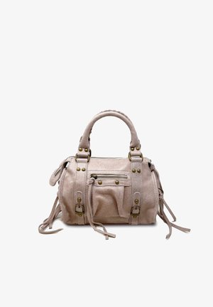 Sac à main en daim rose avec deux poignées supérieures, des rivets en métal décoratifs, une poche zippée et des franges sur les côtés, présentant une forme arrondie.
