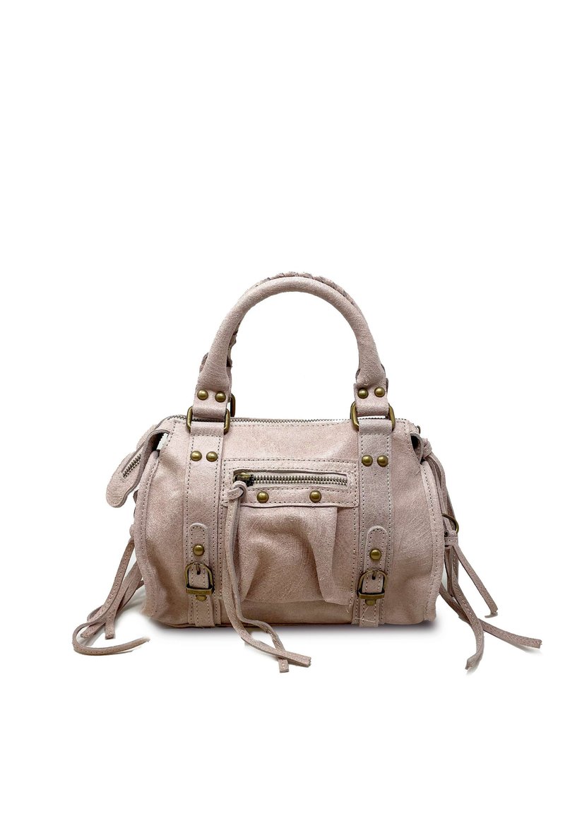 Lyserød suede håndtaske med to topbærende hændler, dekorative metalnitter, en lynlåslomme og detaljer med frynser i siden, prydet med en rund form.