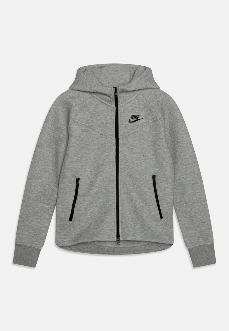 Casaco com capuz cinza da Nike, com fecho zip na frente, mangas raglan, dois bolsos pretos com fecho zip e um logo preto no peito. Tecido suave e texturizado.
