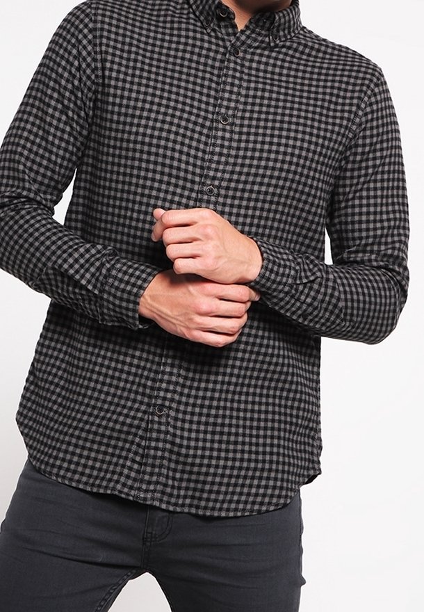 Musta- ja harmaaruutuinen pitkähihainen paita, jossa on napillinen kaulus. Paita on kapealahkeinen ja siinä on rakenteeltaan teksturoitu kangas.