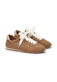 Baskets en cuir marron avec des lacets blancs, à bout rond et au design minimaliste. Présente des accents de clous subtils sur les côtés et une semelle texturée.