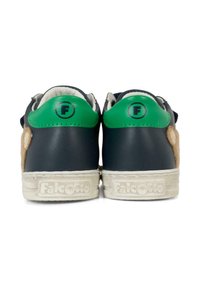 Sneakers in pelle blu con accenti verdi, suola intermedia testurizzata e dettagli beige sul tallone. Logo del brand visibile sul retro. Rivestimento interno morbido.