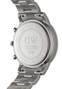 Montre en acier inoxydable avec un fini brossé, dotée d'un fond de boîtier circulaire. Logo et détails gravés, étanche jusqu'à 5 ATM.