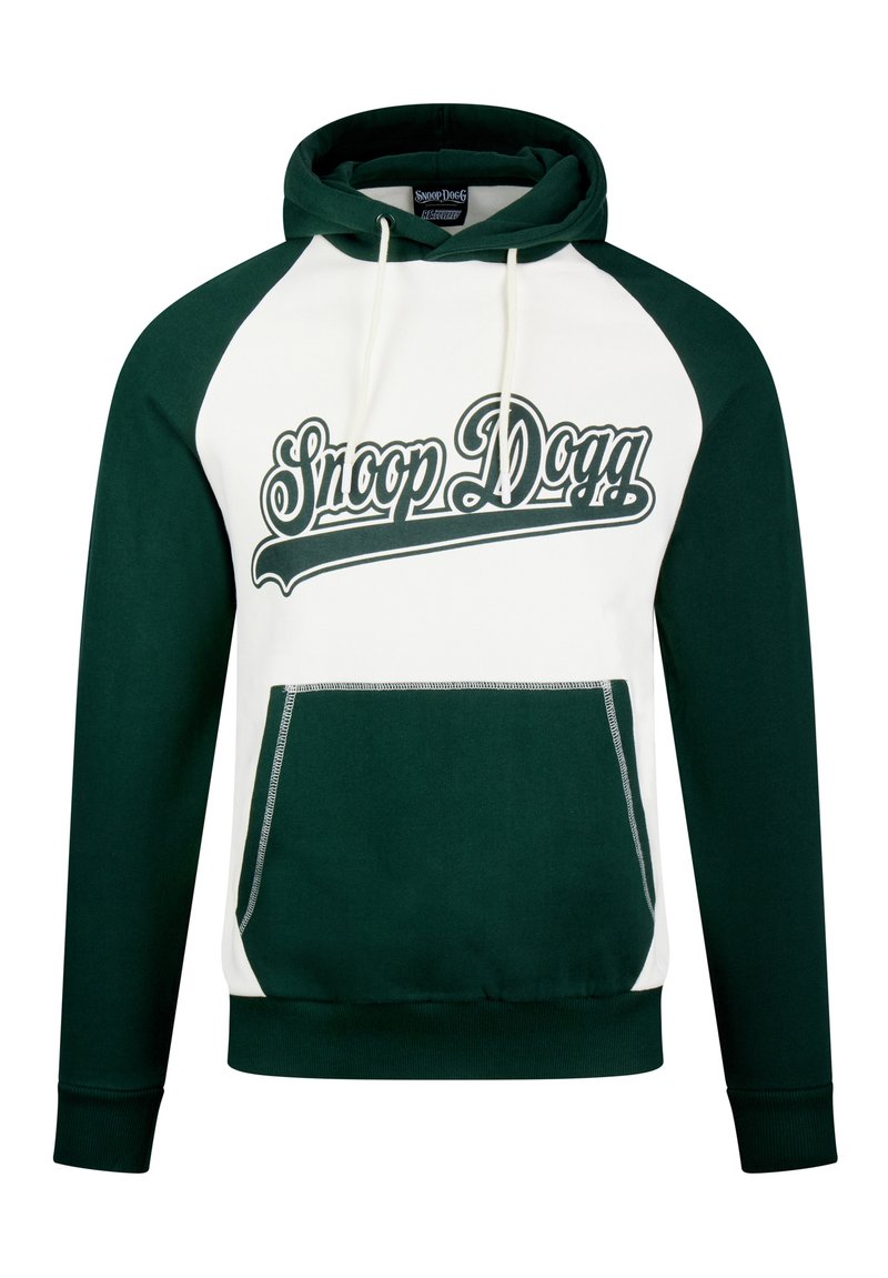 Hoodie vert et blanc avec une poche kangourou à l'avant, capuche avec cordon de serrage et graphique "Snoop Dogg" en lettres stylisées sur la poitrine.