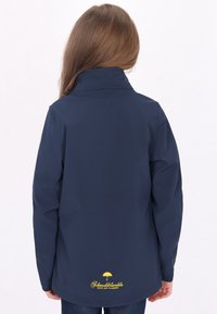 Giacca impermeabile blu navy con colletto alto, caratterizzata da un logo giallo a forma di ombrello ricamato sulla schiena. Texture liscia e design semplice.