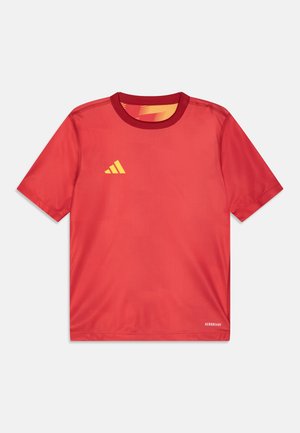 Rode sportt-shirt van lichtgewicht stof, met een geribbelde halslijn en gele accenten, met het Adidas-logo op de linkerborst.