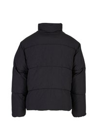 Veste d'hiver noire rembourrée avec col montant, manches longues et matelassage horizontal vue de dos sur fond blanc.
