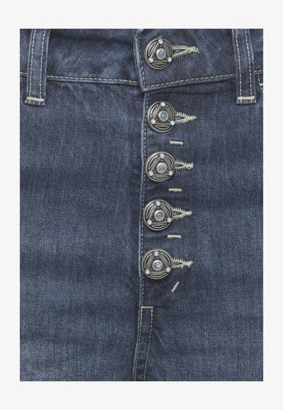 Jean denim bleu foncé avec cinq boutons métalliques décoratifs arborant un motif triangulaire et des boutonnières cousues.