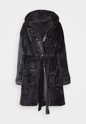 Halat de pluș negru cu tiv cu imprimeu leopard și accente din paiete, prevăzut cu talie cu cordon și două buzunare frontale. Material moale și texturat.