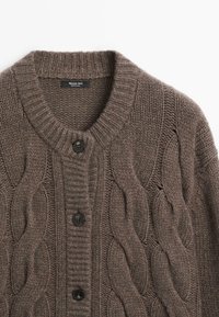 Bruine kabelbrei cardigan met een ronde halslijn, voorzien van textuurpatronen, geribbelde details en zwarte knopen voor sluiting.