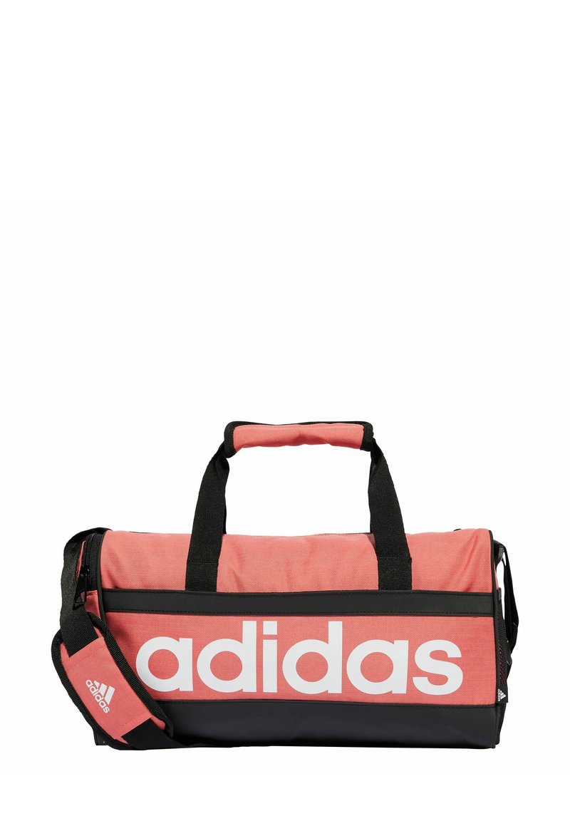 Borsa da palestra Adidas in corallo e nero, con un compartimento principale, doppi manici, tracolla regolabile e un audace logo bianco.