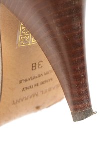 Chaussure à talon haut marron de taille 38 marquée sur la semelle, montrant des signes d'usure sur l'extrémité du talon.