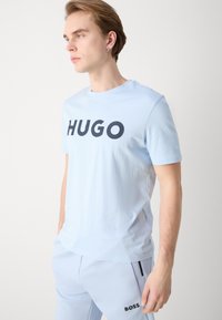 HUGO DULIVIO - Nyomott mintás póló - pastel blue