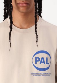 Pal Sporting Goods INTERNATIONAL PRE GAME UNISEX - Apdrukāts T-krekls - stone