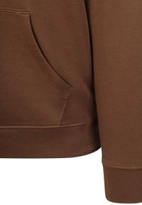 Bruine trui met zak en geribde tailleband met bijpassende geribde manchetten, close-up van textuur van katoenen stof.