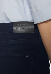 Tommy Hilfiger Vaqueros pitillo - black denim
