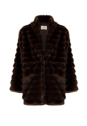 Cappotto in finta pelliccia marrone con una texture morbida e soffice, design con apertura frontale e maniche larghe e oversize. Senza bottoni o chiusure visibili.