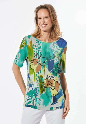 Korte mouw, multicolor top met abstracte bloemmotieven in groen, blauw en beige op een lichte, gladde stof.