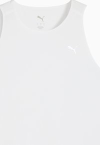 Bijela majica bez rukava izrađena od glatkog materijala, s diskretnim Puma logotipom u reflektirajućem srebru. Dizajn bez rukava s zaobljenim izrezom.