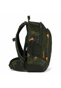 Grüner Rucksack mit einem orangefarbenen Tier- und Blattmuster, gepolsterten Riemen, verstellbaren Schnallen und einem strukturierten Design.