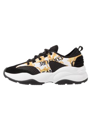 Czarno-biały sneaker ze złotym barokowym wzorem, teksturą siateczki i zamszu, grubą białą podeszwą i czarnymi sznurówkami, pokazany z lewej strony.