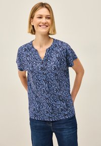 Top a maniche corte blu navy con un motivo a foglie in azzurro chiaro, dotato di scollatura a V e dettagli di bottoni discreti. Tessuto di trama liscia.