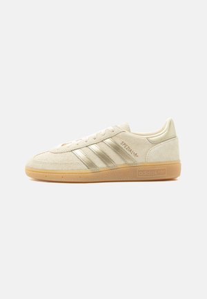 adidas Originals, HANDBALL SPEZIAL - Sneakers basse - warm vanilla/thermal chrome